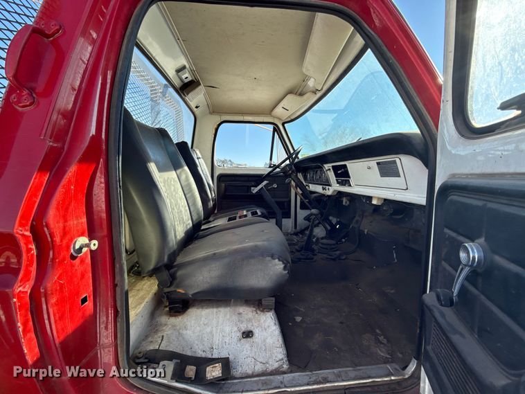 image for item ES5745 1979 Ford F600 flatbed truck