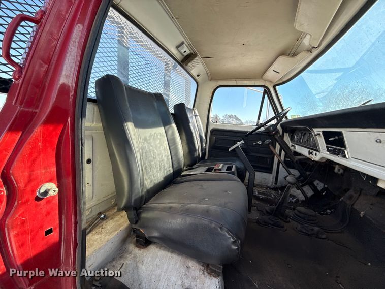 image for item ES5745 1979 Ford F600 flatbed truck