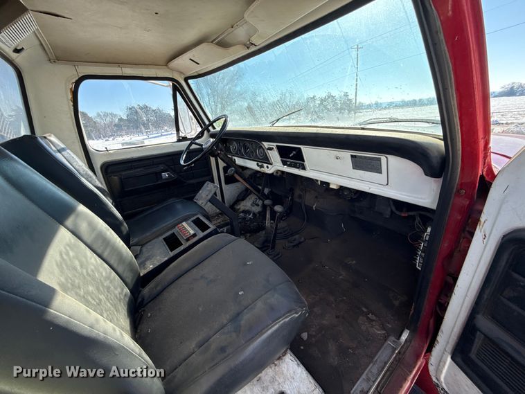 image for item ES5745 1979 Ford F600 flatbed truck