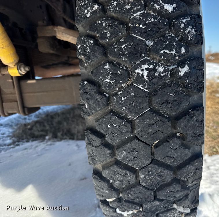 image for item ES5745 1979 Ford F600 flatbed truck