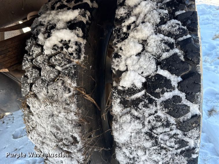 image for item ES5745 1979 Ford F600 flatbed truck