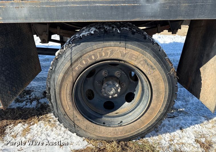 image for item ES5745 1979 Ford F600 flatbed truck