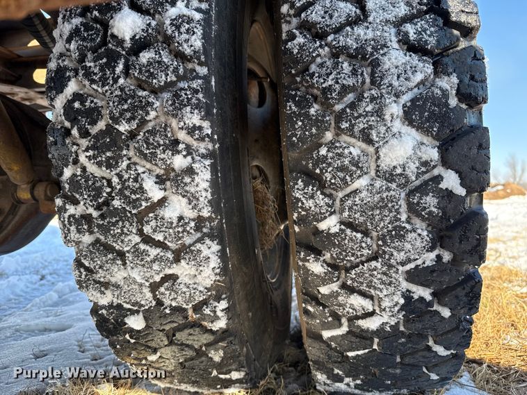 image for item ES5745 1979 Ford F600 flatbed truck