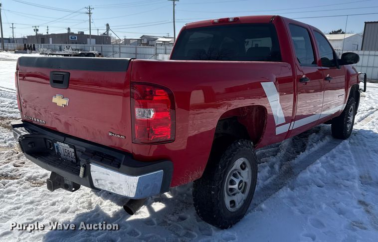 image for item ES5749 2011 Chevrolet Silverado 2500HD Crew Cab pickup truck