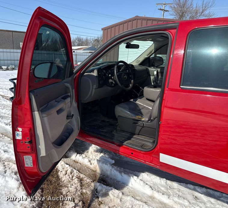 image for item ES5749 2011 Chevrolet Silverado 2500HD Crew Cab pickup truck