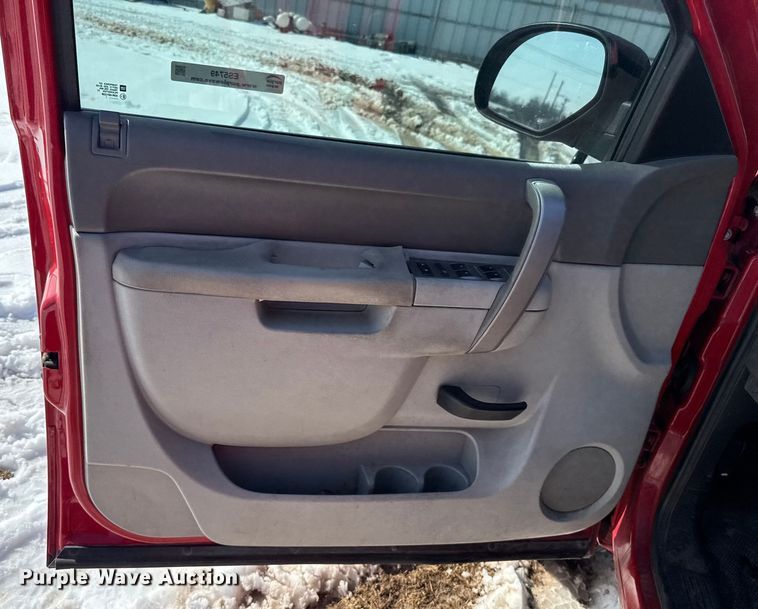 image for item ES5749 2011 Chevrolet Silverado 2500HD Crew Cab pickup truck