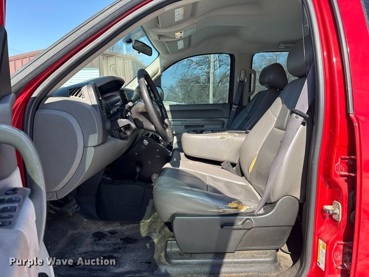 image for item ES5749 2011 Chevrolet Silverado 2500HD Crew Cab pickup truck