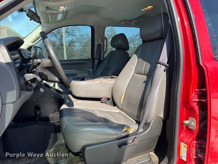 image for item ES5749 2011 Chevrolet Silverado 2500HD Crew Cab pickup truck