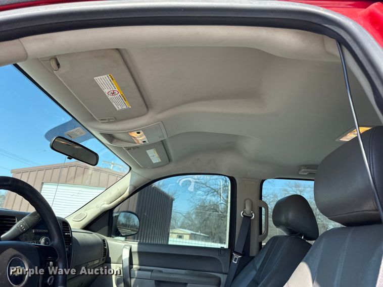 image for item ES5749 2011 Chevrolet Silverado 2500HD Crew Cab pickup truck