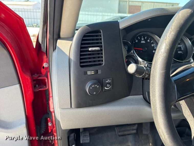 image for item ES5749 2011 Chevrolet Silverado 2500HD Crew Cab pickup truck