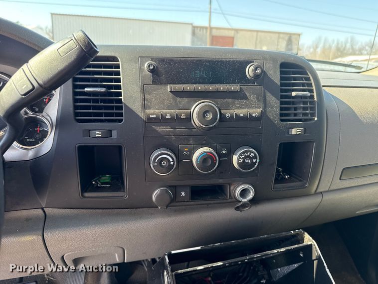 image for item ES5749 2011 Chevrolet Silverado 2500HD Crew Cab pickup truck