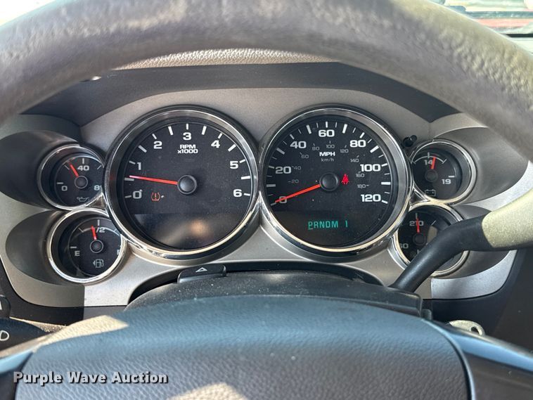 image for item ES5749 2011 Chevrolet Silverado 2500HD Crew Cab pickup truck