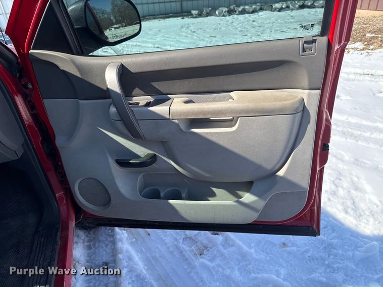 image for item ES5749 2011 Chevrolet Silverado 2500HD Crew Cab pickup truck