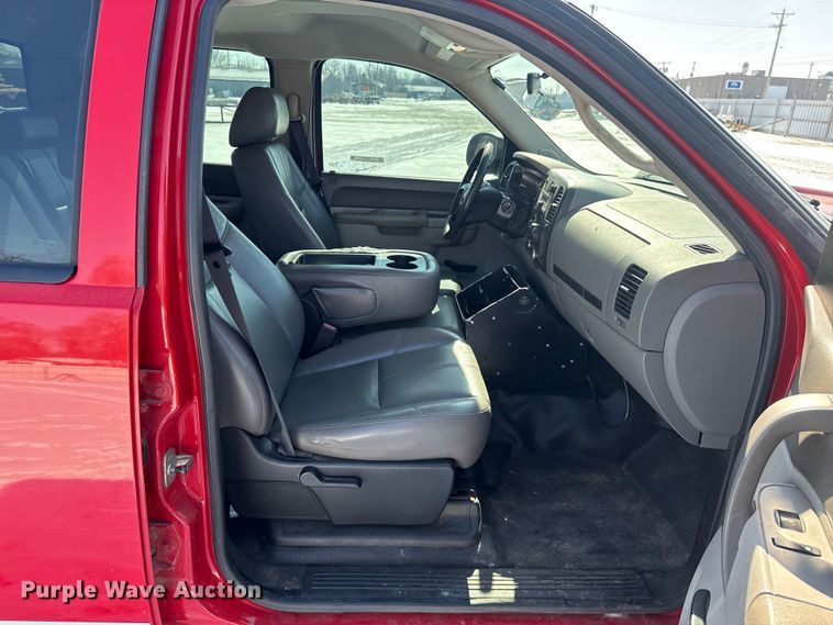 image for item ES5749 2011 Chevrolet Silverado 2500HD Crew Cab pickup truck