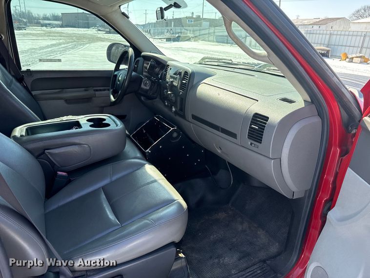 image for item ES5749 2011 Chevrolet Silverado 2500HD Crew Cab pickup truck