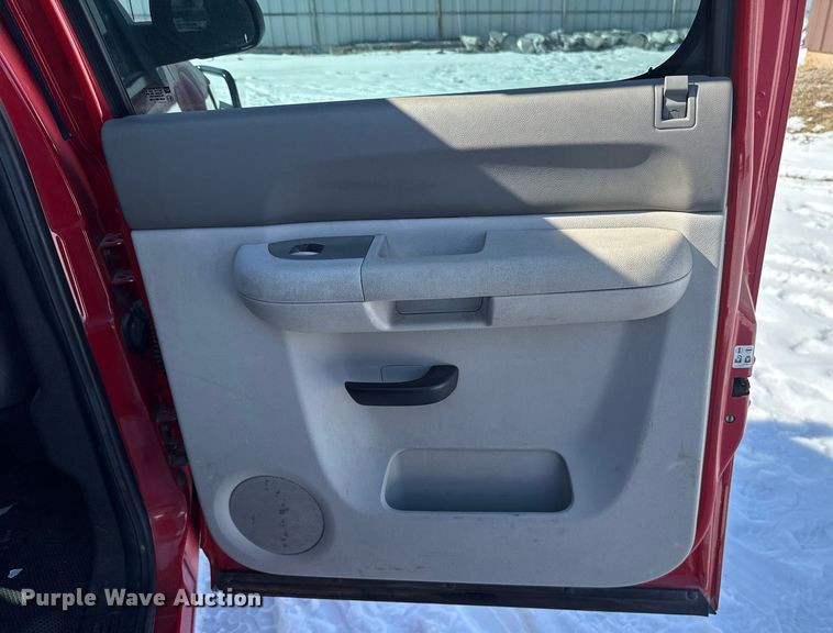 image for item ES5749 2011 Chevrolet Silverado 2500HD Crew Cab pickup truck