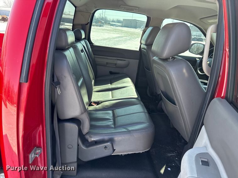 image for item ES5749 2011 Chevrolet Silverado 2500HD Crew Cab pickup truck