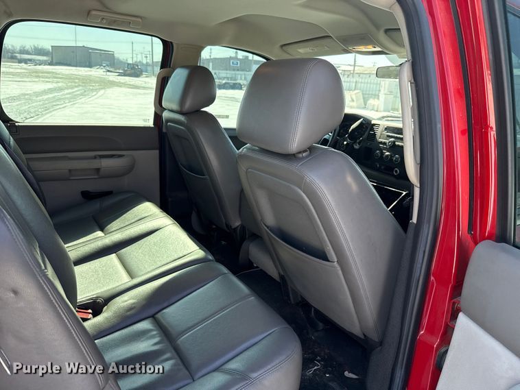 image for item ES5749 2011 Chevrolet Silverado 2500HD Crew Cab pickup truck