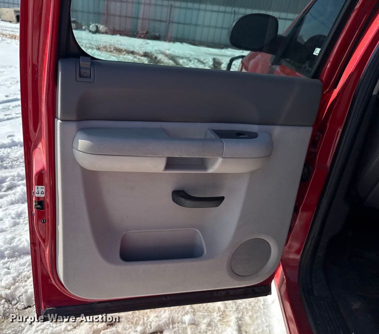 image for item ES5749 2011 Chevrolet Silverado 2500HD Crew Cab pickup truck