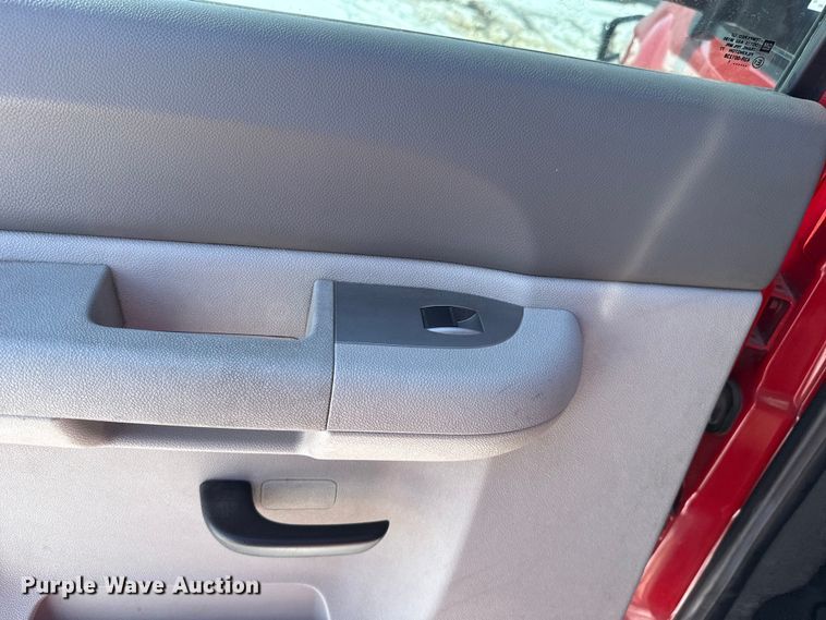 image for item ES5749 2011 Chevrolet Silverado 2500HD Crew Cab pickup truck