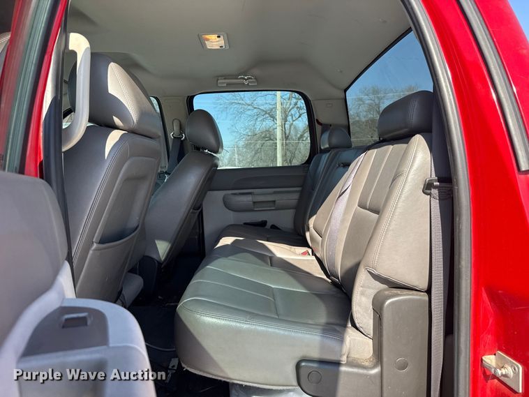 image for item ES5749 2011 Chevrolet Silverado 2500HD Crew Cab pickup truck