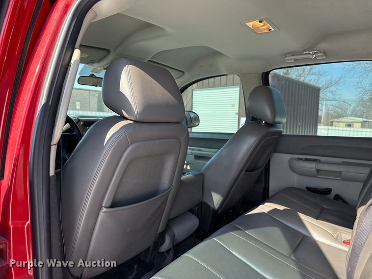 image for item ES5749 2011 Chevrolet Silverado 2500HD Crew Cab pickup truck