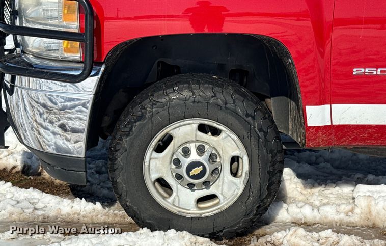 image for item ES5749 2011 Chevrolet Silverado 2500HD Crew Cab pickup truck