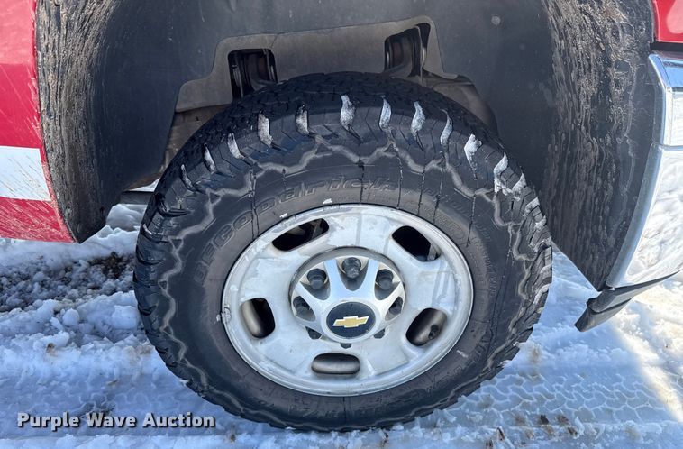 image for item ES5749 2011 Chevrolet Silverado 2500HD Crew Cab pickup truck