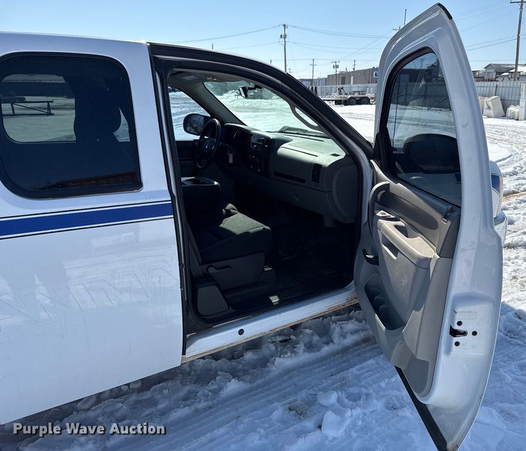 image for item ES5750 2013 Chevrolet Silverado 1500 Ext. Cab utility bed pickup truck