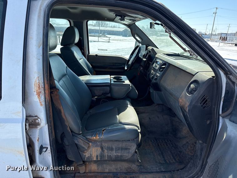 image for item ES5752 2011 Ford F250 Super Duty XL Crew Cab utility bed pickup truck