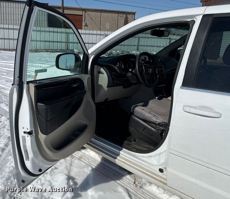 image for item ES5754 2017 Dodge Grand Caravan van