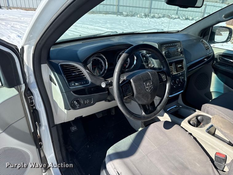 image for item ES5754 2017 Dodge Grand Caravan van