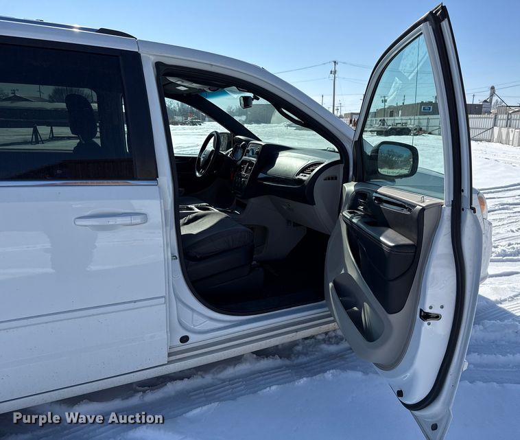 image for item ES5754 2017 Dodge Grand Caravan van