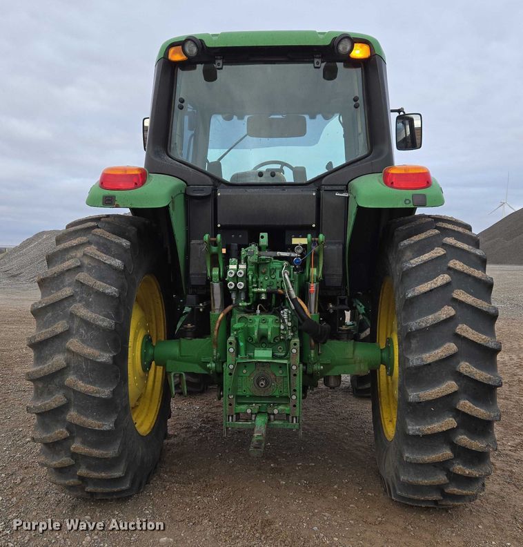 image for item ET1247 2010 John Deere 7130 MFWD tractor
