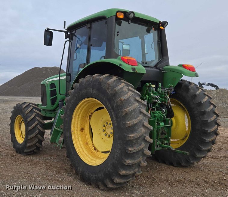 image for item ET1247 2010 John Deere 7130 MFWD tractor