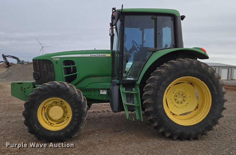 image for item ET1247 2010 John Deere 7130 MFWD tractor
