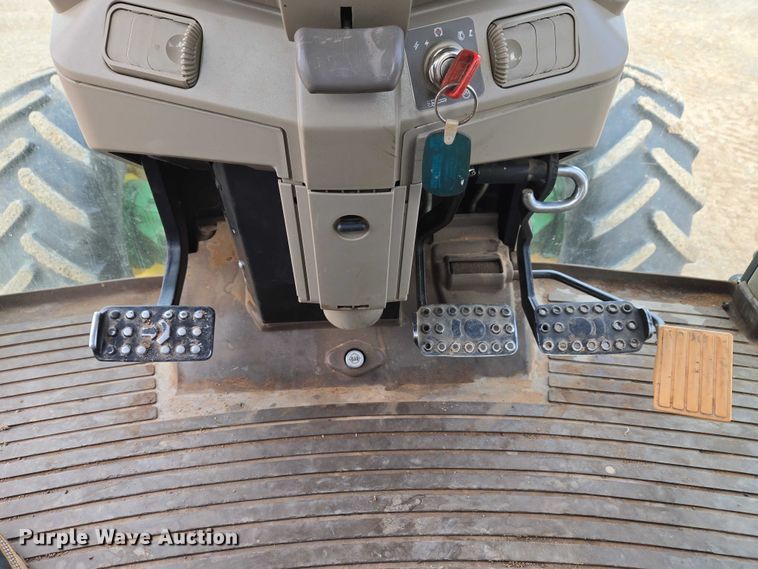 image for item ET1247 2010 John Deere 7130 MFWD tractor