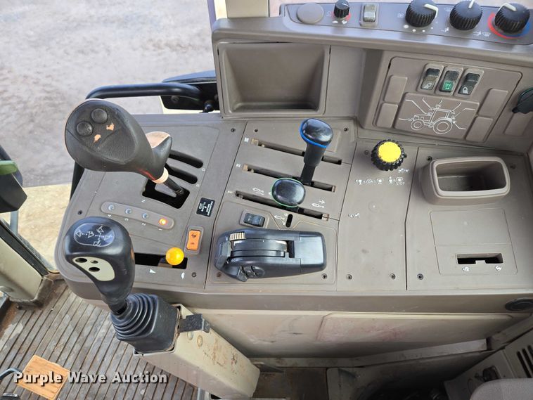 image for item ET1247 2010 John Deere 7130 MFWD tractor