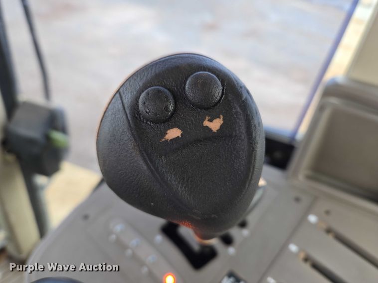 image for item ET1247 2010 John Deere 7130 MFWD tractor