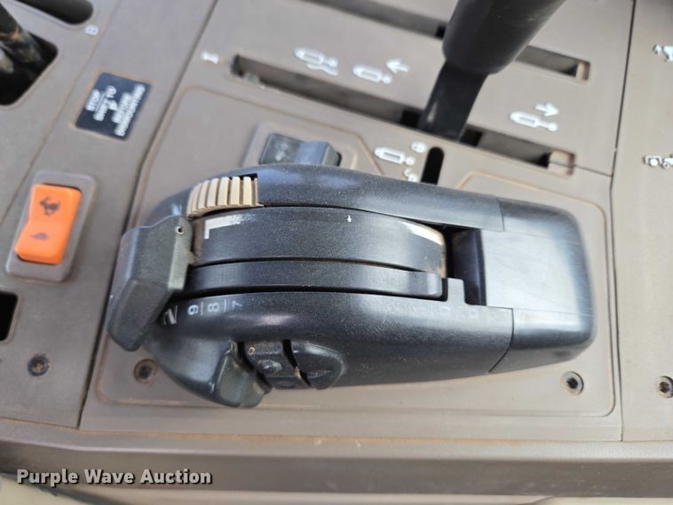 image for item ET1247 2010 John Deere 7130 MFWD tractor