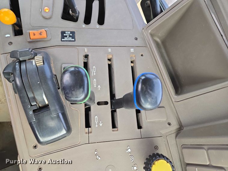 image for item ET1247 2010 John Deere 7130 MFWD tractor