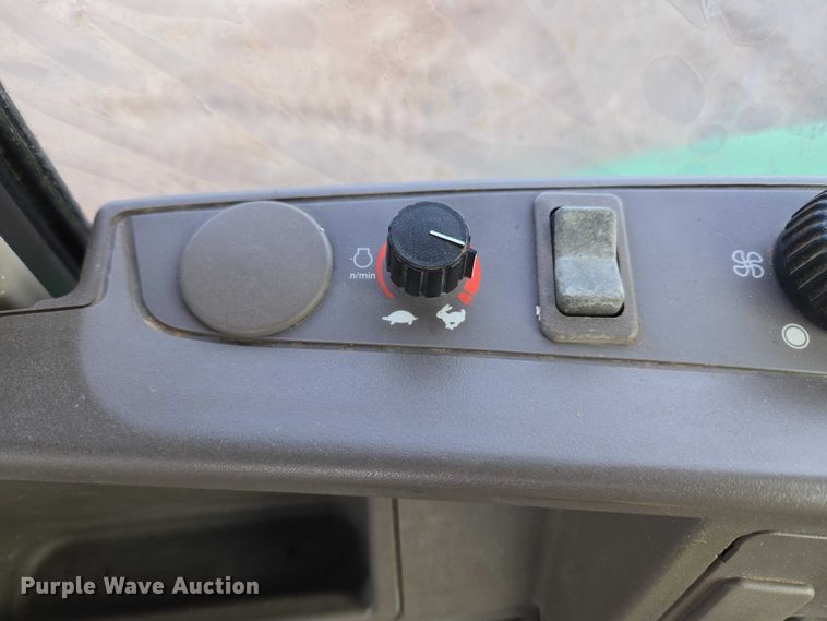 image for item ET1247 2010 John Deere 7130 MFWD tractor