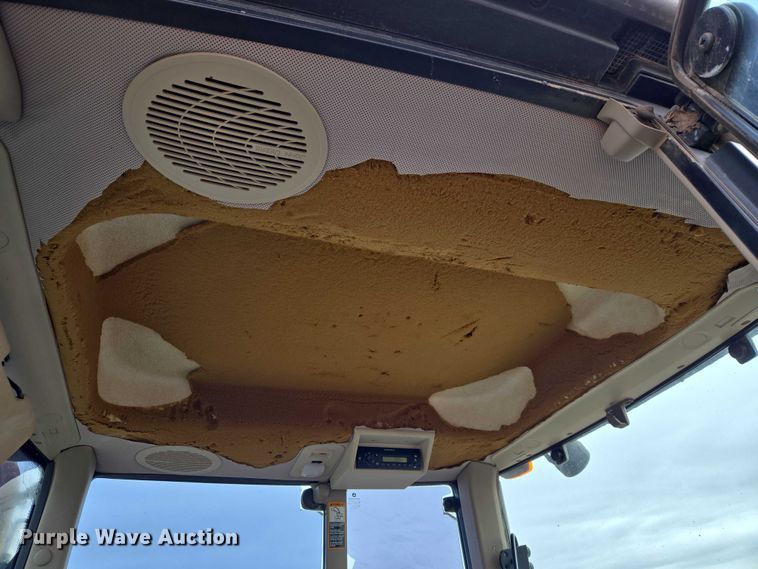 image for item ET1247 2010 John Deere 7130 MFWD tractor