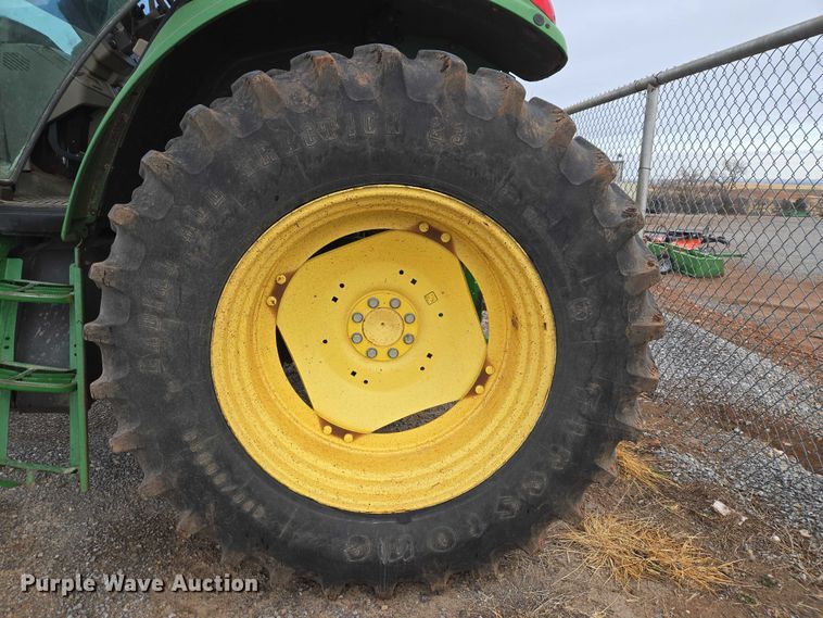 image for item ET1247 2010 John Deere 7130 MFWD tractor