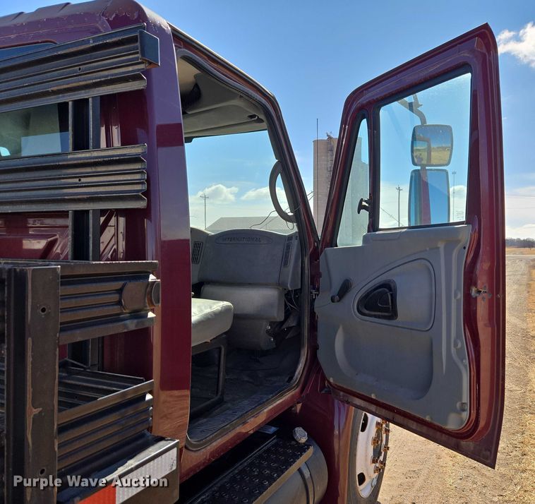 image for item ET1251 2003 International MA015 flatbed truck