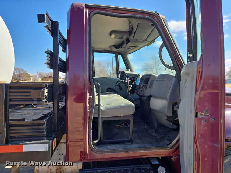 image for item ET1251 2003 International MA015 flatbed truck