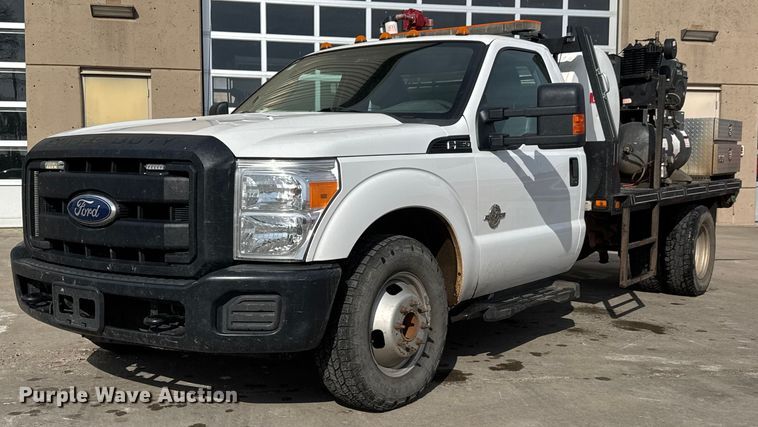 image for item ET4449 2011 Ford F350 Super Duty flatbed pickup truck
