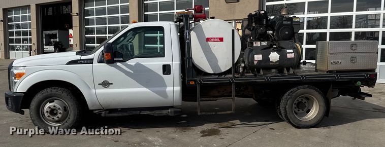 image for item ET4449 2011 Ford F350 Super Duty flatbed pickup truck