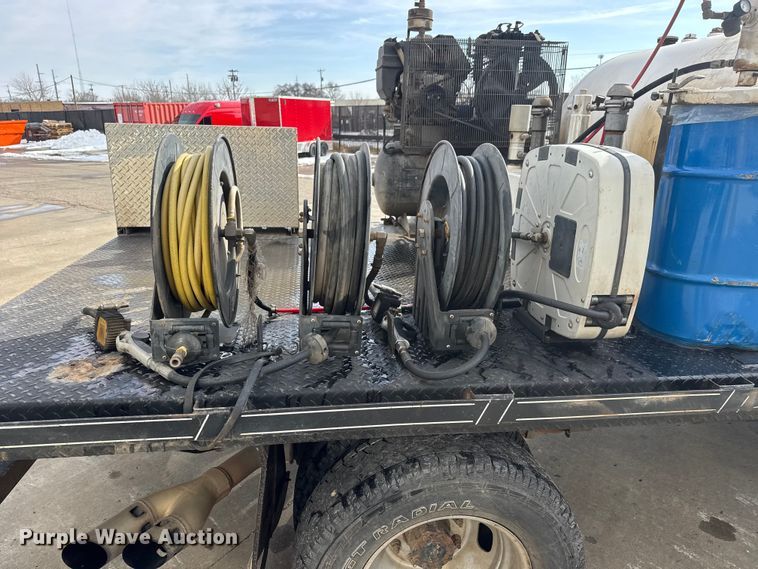 image for item ET4449 2011 Ford F350 Super Duty flatbed pickup truck