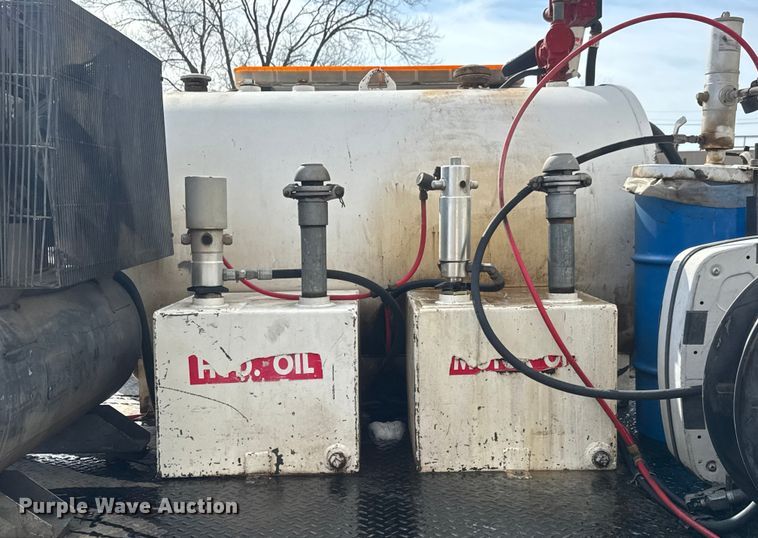 image for item ET4449 2011 Ford F350 Super Duty flatbed pickup truck